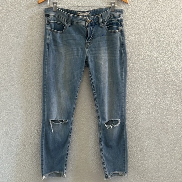 Free people frayed hem busted ripped knee light wash Cropped Jeans Size 28 - Picture 2 of 7